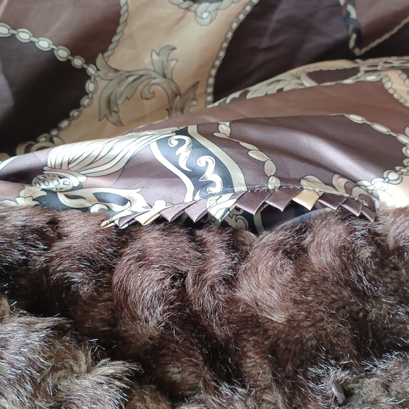 Dennis Basso Luxe faux fur coat. - Picture 6 of 13